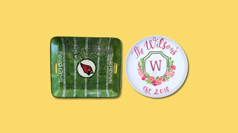 Two personalized items on a yellow background: a green tray with a logo and a round white plate with text and flowers.